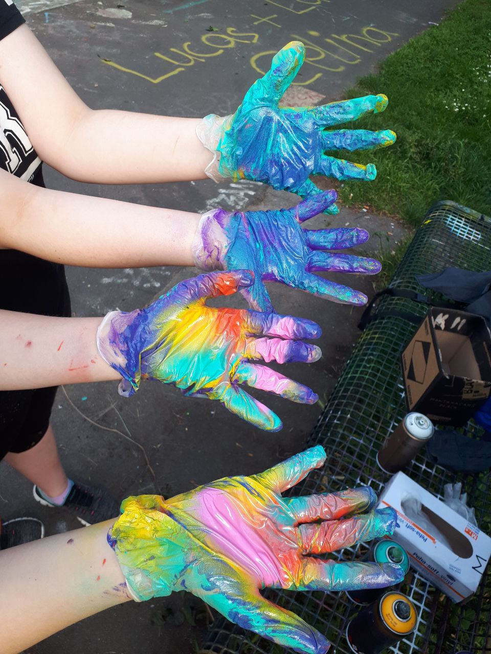 Kinder beim kreativen Graffiti-Workshop und Kindergeburtstag in NRW