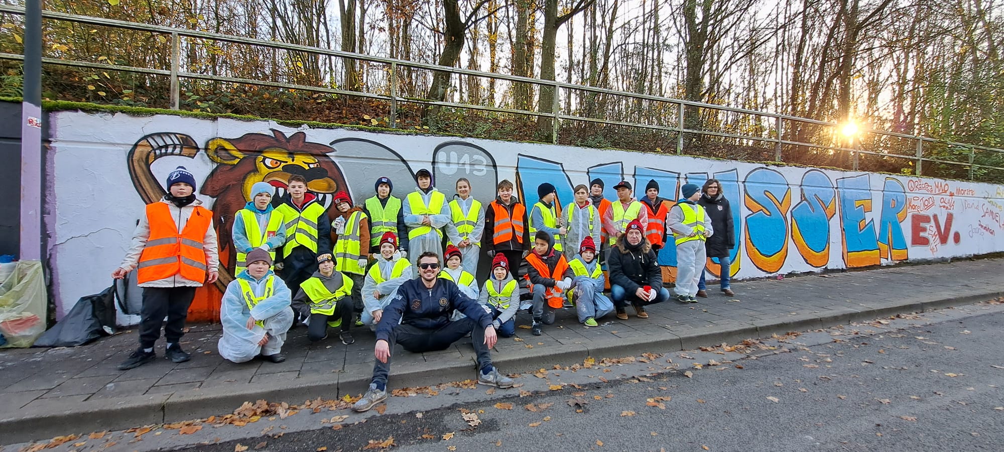 Team vor dem Ergebnis eines kreativen Graffiti-Events