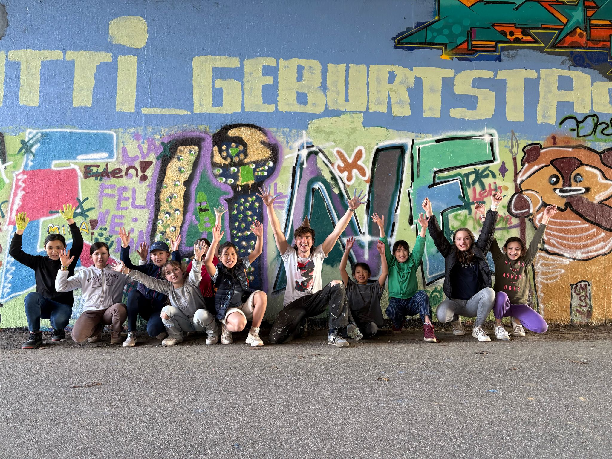 Freundesgruppe nach einem gemeinsamen Graffiti-Workshop