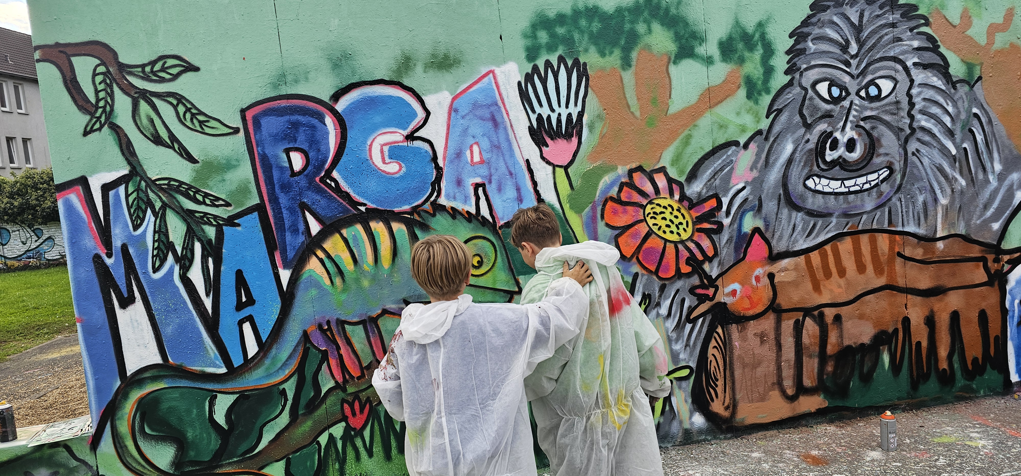 Kinder beim kreativen Graffiti-Workshop und Kindergeburtstag in NRW