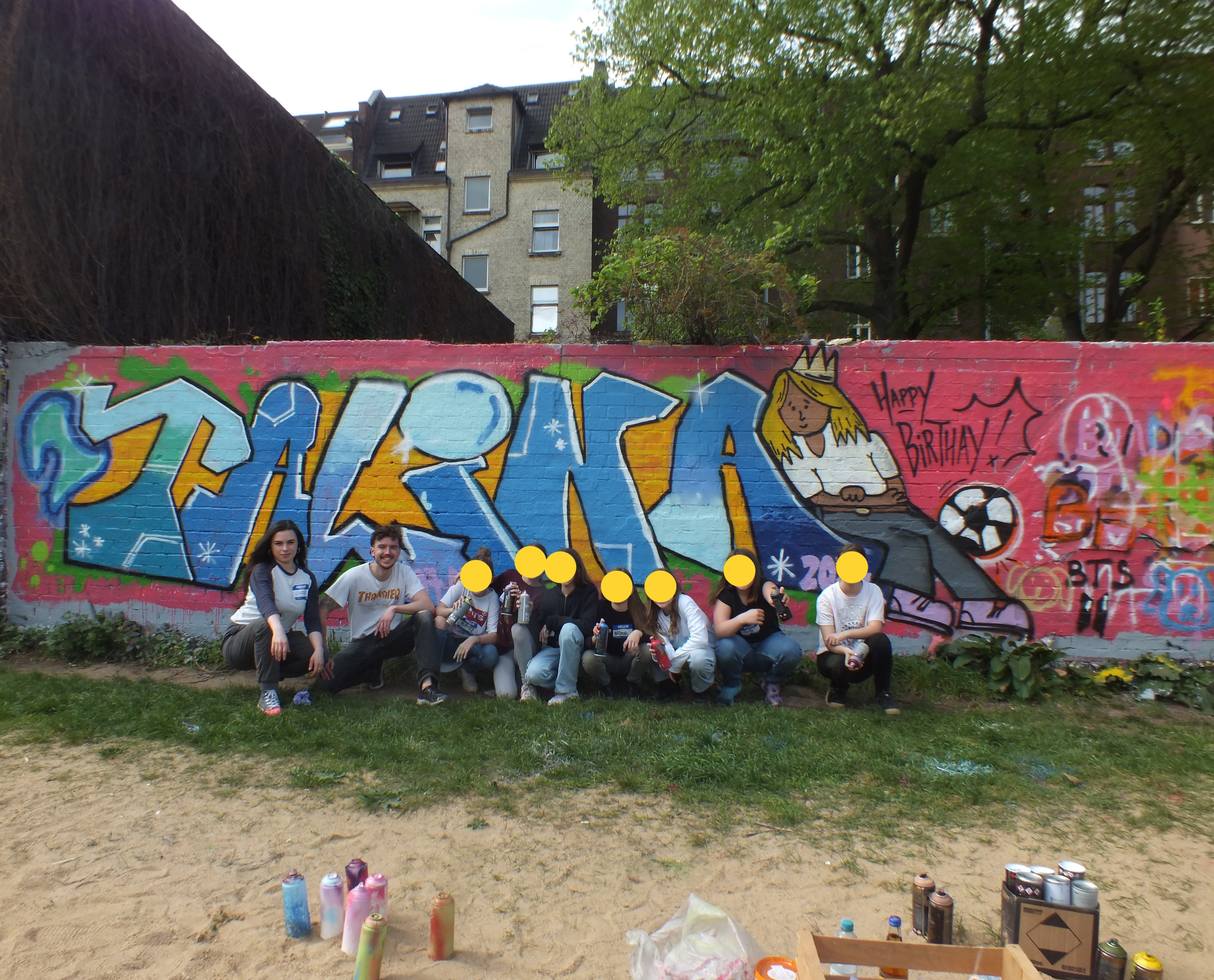 Gruppe vor ihrem selbst gestalteten Kunstwerk