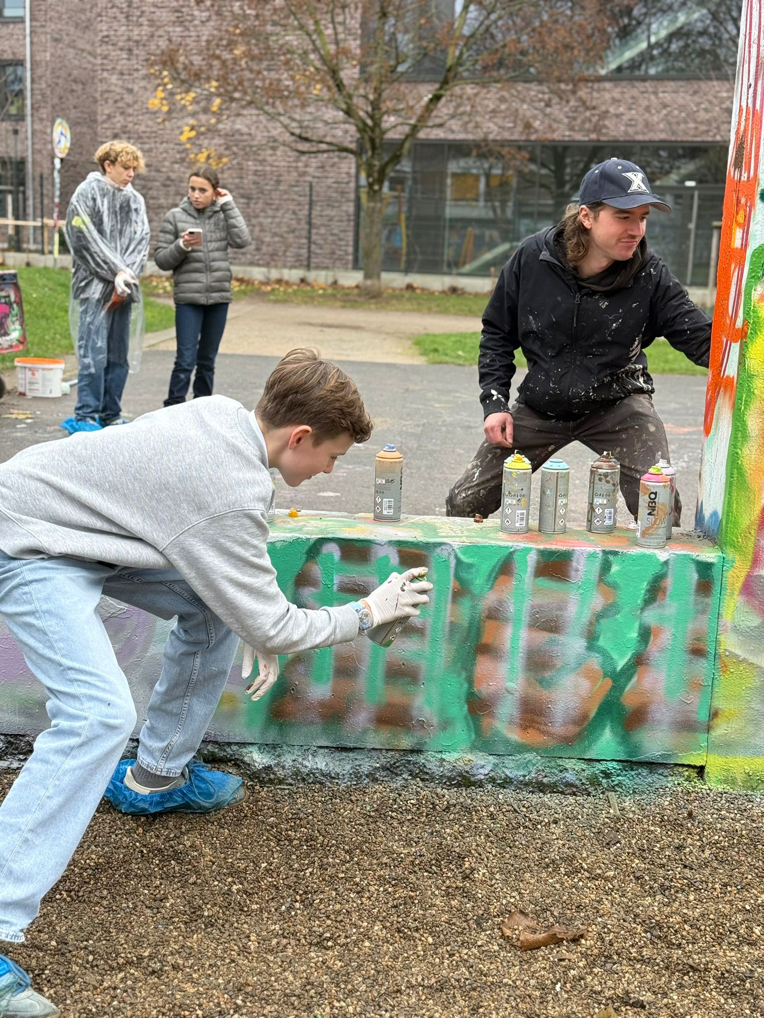 Kinder beim kreativen Graffiti-Workshop und Kindergeburtstag in NRW