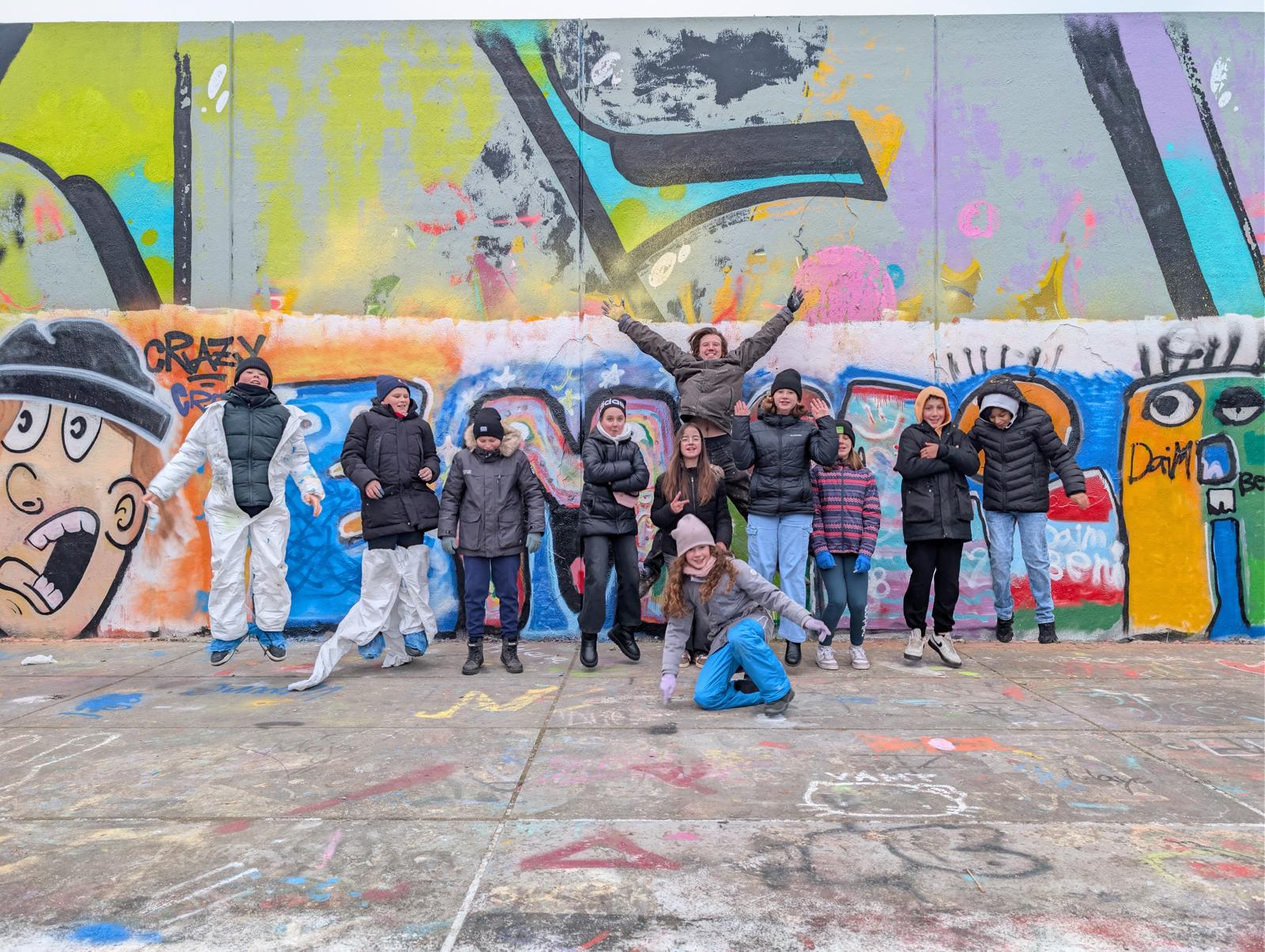 Kinder beim kreativen Graffiti-Workshop und Kindergeburtstag in NRW