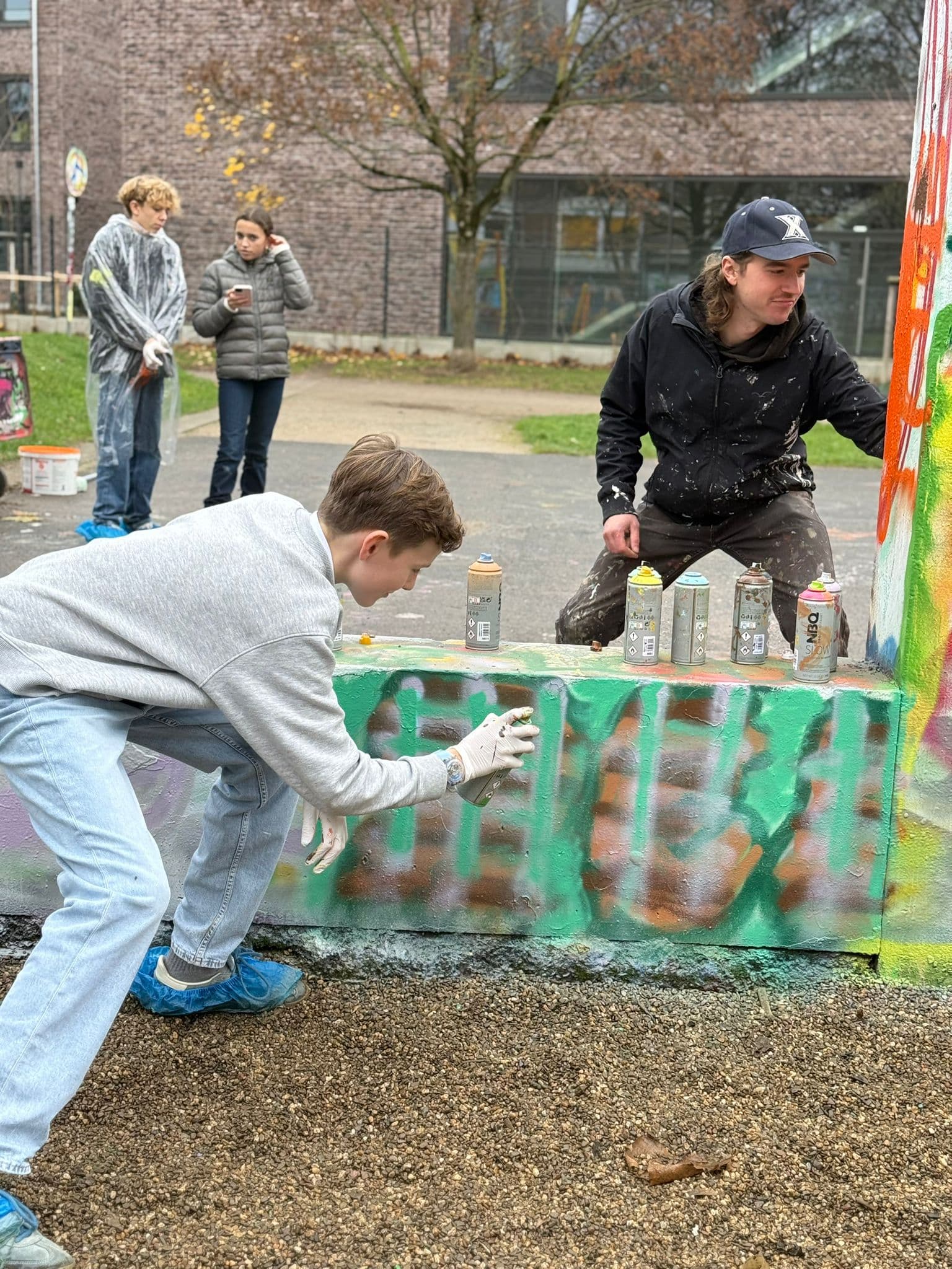 Enrico (Rico) mit schwarzer Cap beim Graffiti-Workshop in NRW