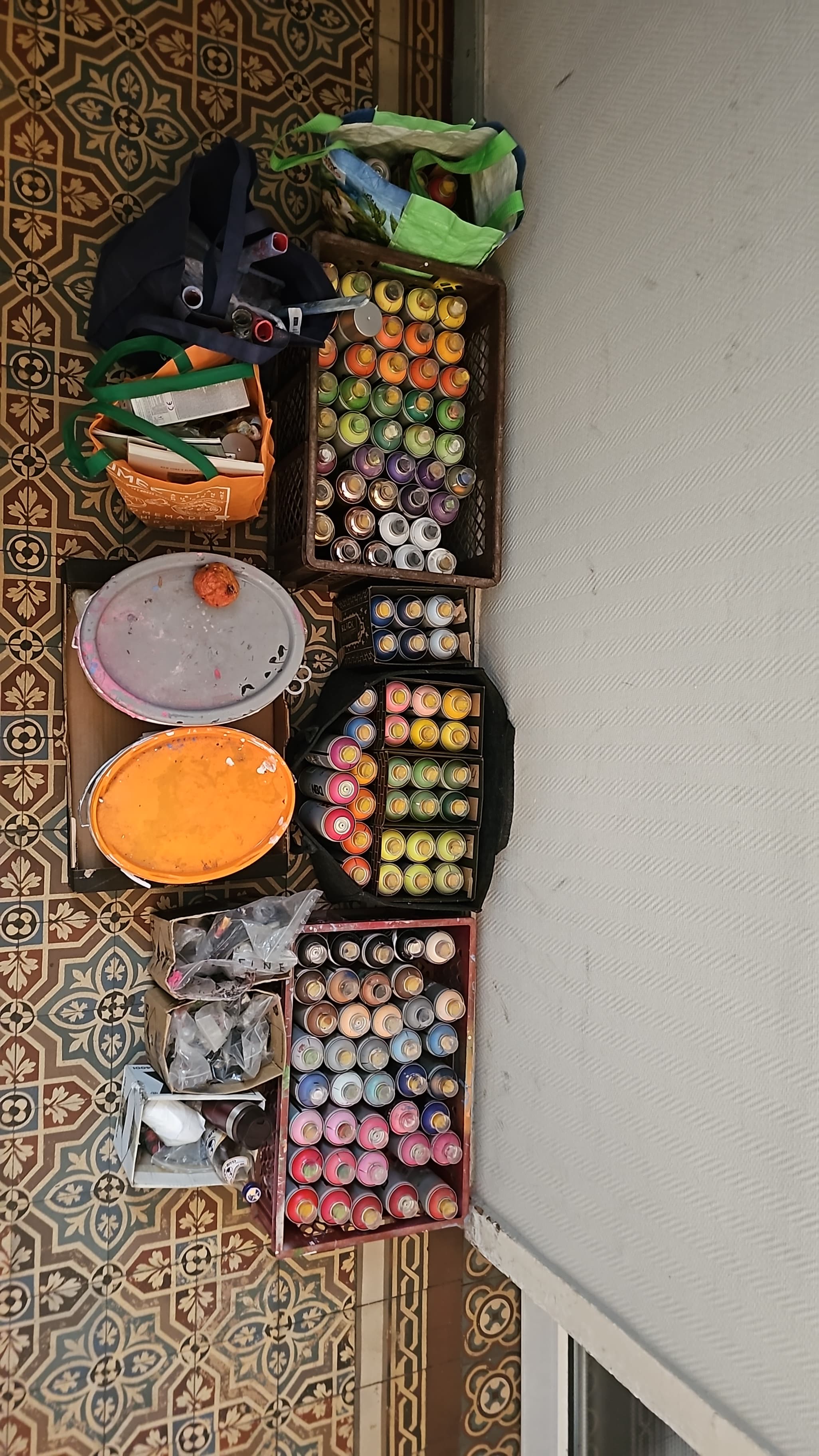 Detailaufnahme einer Kinderhand mit einer Sprühdose